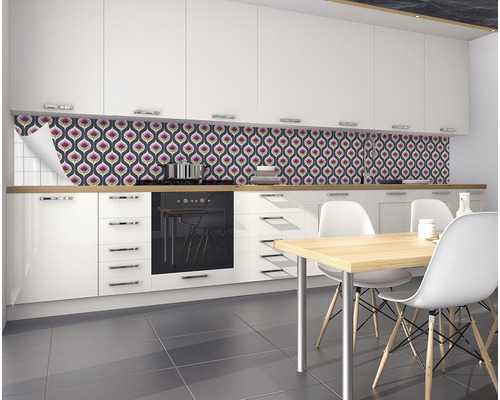 Kuchyně s retro obkladem, jídelním stolem a židlemi