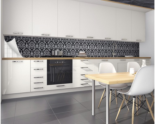 Moderní kuchyně s fólií na ochranu proti stříkající vodě v damaškovém designu