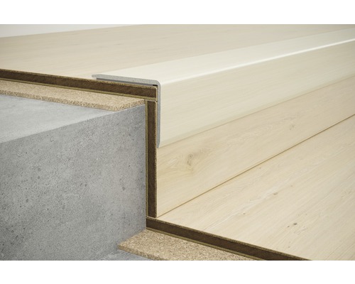 Detailní záběr schodiště s laminátem a schodišťovým hranovým profilem