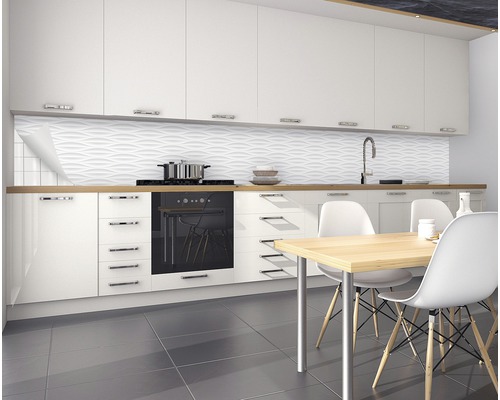 Moderní kuchyně s bílými skříňkami, dřezem, varnou deskou, jídelním stolem a strukturovaným obkladem stěn.