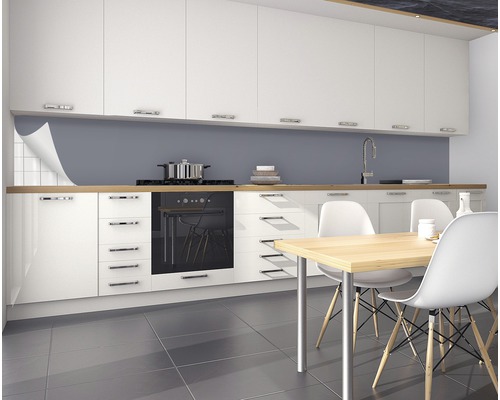 Moderní kuchyně s bílými skříňkami, jídelním stolem a šedou kuchyňskou zástěnou