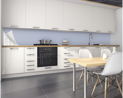 Světlá kuchyně s ochranou proti stříkající vodě za varnou deskou a jídelní stůl se židlemi