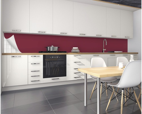 Plastová kuchyňská zástěna před kuchyňskou linkou se sporákem, dřezem a jídelním stolem