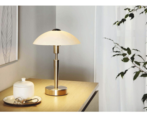 Stolní lampa se stínidlem na nočním stolku