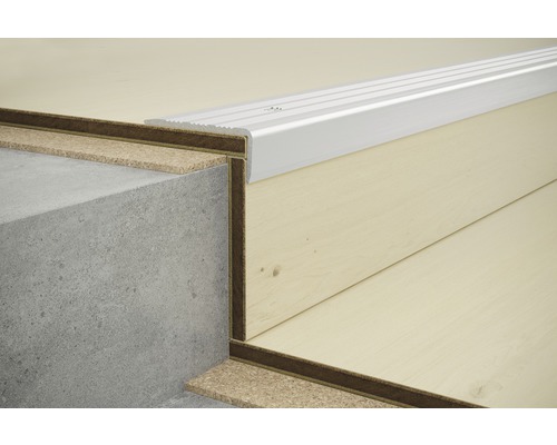 Schodová hrana s obkladem stupňů a obkladem podstupňů