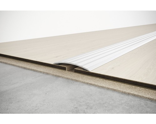 Podlahová krytina s přechodovým profilem mezi dvěma podlahovými plochami