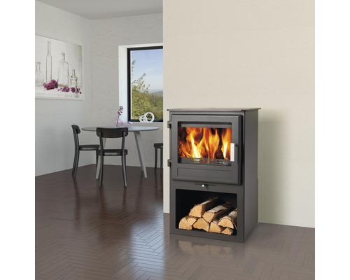 Krbová kamna s poleny v obývacím pokoji.