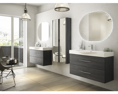 Koupelna s umyvadlovými skříňkami, zrcadlovými skříňkami a kulatými zrcadly.