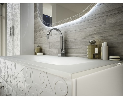 Koupelna s umyvadlem, vodovodní baterií, zrcadlem a dřevěnými panely