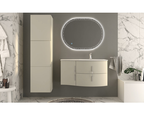 Koupelnová scéna s umyvadlovou skříňkou, zrcadlovou skříňkou a vysokou skříňkou pro organizované a světlé prostředí