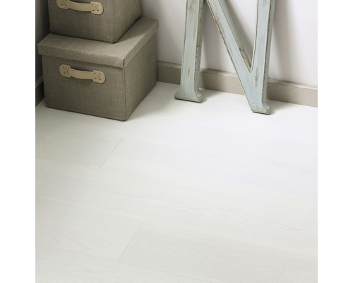 Světlá podlaha s úložnými boxy a ozdobným písmenem