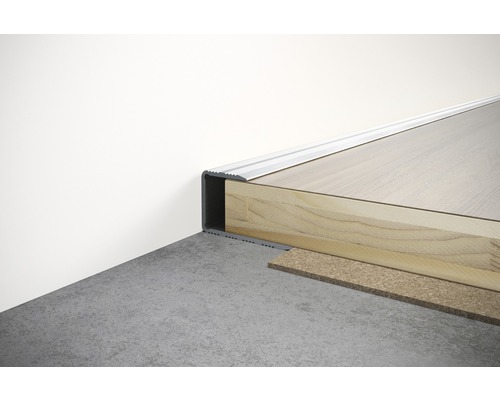 Hliníkový profil hrany schodu na dřevěném schodišti