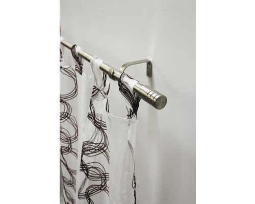 Kovová záclonová tyč se záclonou na zdi