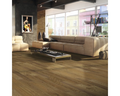 Obývací pokoj s dřevěnou podlahou, pohovkou a konferenčním stolkem