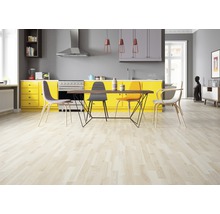 Světlá dřevěná podlaha v moderní kuchyni s jídelním stolem a židlemi