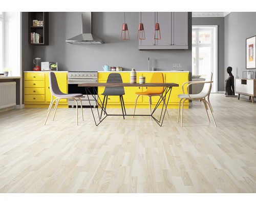 Světlá dřevěná podlaha v moderní kuchyni s jídelním stolem a židlemi