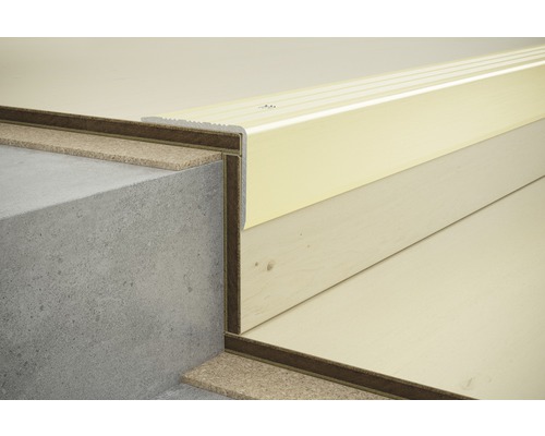 Detail schodišťové hrany s profilem a korkovou izolací