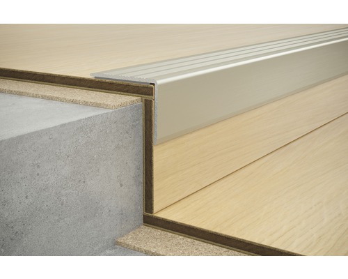 Řez schodiště s profilem, kročejovou izolací a laminátem