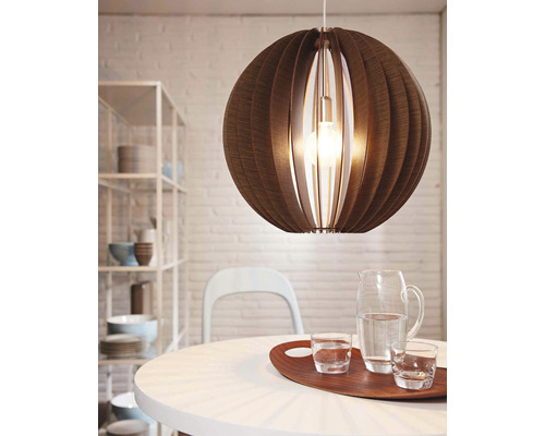 Dřevěná závěsná lampa nad jídelním stolem