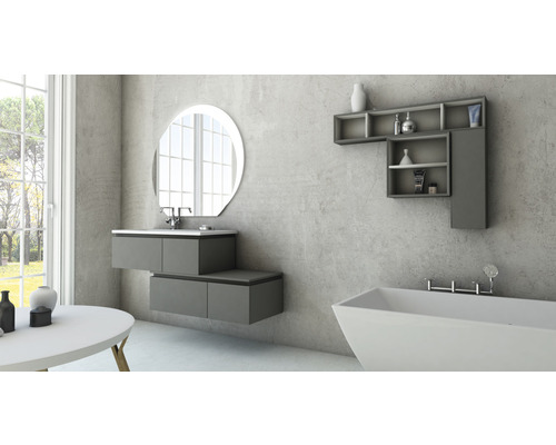 Moderní koupelna s umyvadlovou skříňkou, zrcadlem, úložnou policí a vanou