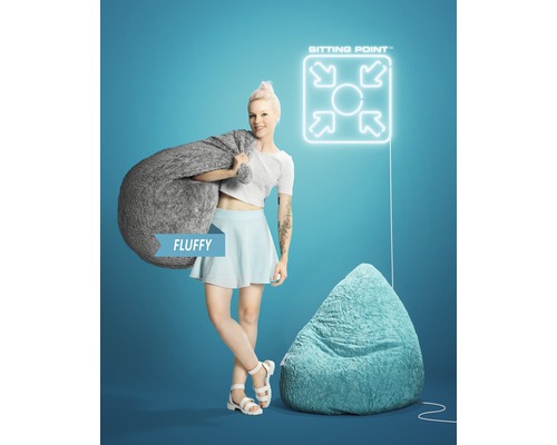 Žena se sedacím vakem přes rameno a sedacím vakem na podlaze před symbolem prostoru k sezení