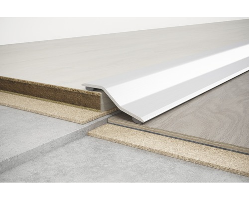 Podlahový profil pro vyrovnání výškových rozdílů mezi dvěma podlahovými krytinami