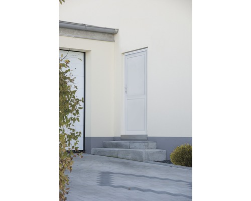 Vnější pohled na dům s bočními vchodovými dveřmi a kamenným schodištěm