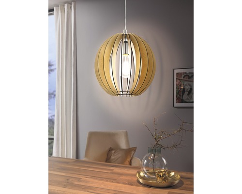 Dřevěné závěsné svítidlo v obývacím pokoji