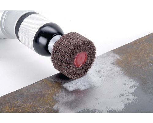 Lamelový brusný kotouč na vrtačce brousí kov