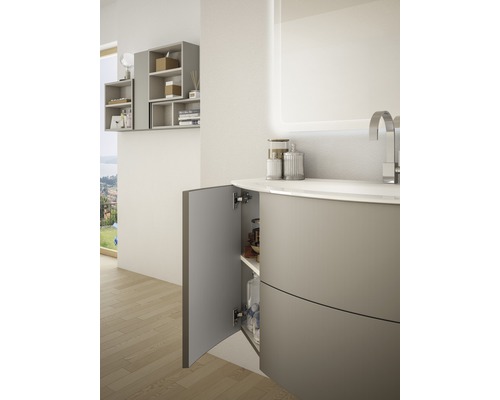 Koupelna s umyvadlovou skříňkou, otevřenou skříňkou a osvětleným zrcadlem