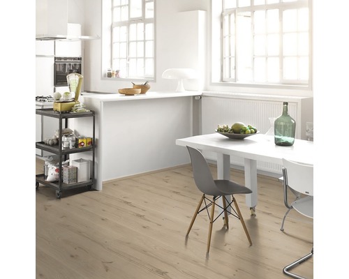 Světlá místnost s kuchyní, jídelním stolem a světlou dřevěnou podlahou