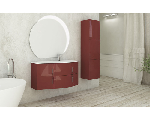 Koupelna s umyvadlem, zrcadlem a vysokou skříní