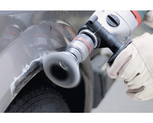 Drátěný kartáč na vrtačce používaný k odstraňování rzi z auta