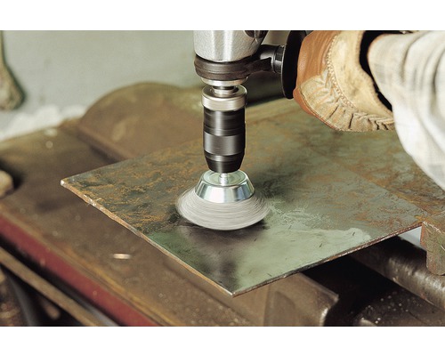 Drátěný kartáčový nástavec pro vrtačku při obrábění kovů