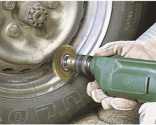 Kartáčový nástavec na vrtačce používaný k čištění ráfku