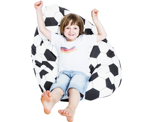 Chlapec odpočívá na sedacím vaku s fotbalovým vzorem