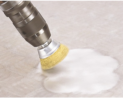 Drátěný kartáčový nástavec na vrtačce v provozu