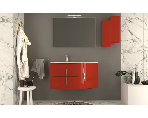 Koupelna s umyvadlem, zrcadlem a závěsnými skříňkami na zdi