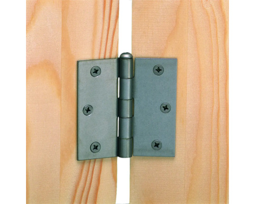 Kovový závěs dveří připevněný k dřevěným dveřím