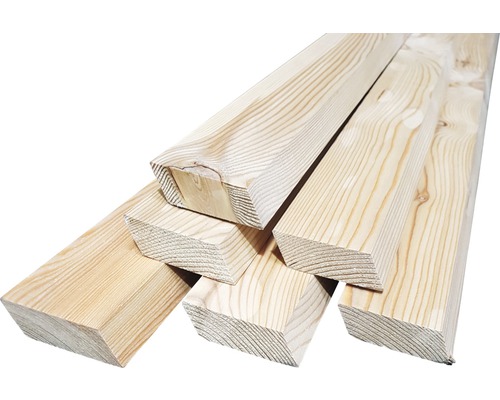 Dřevěné latě ze smrku, naskládané