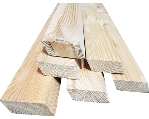 Stoh surových dřevěných latí pro stavební projekty