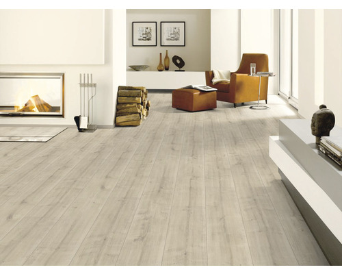 Světlý obývací pokoj s krbem, křeslem a laminátovou podlahou