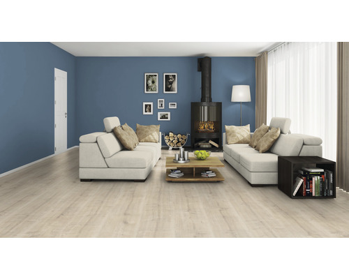 Obývací pokoj s laminátovou podlahou, pohovkami, kamny a konferenčním stolkem