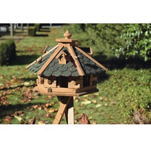 Dřevěný ptačí budka se stojanem na zahradě.