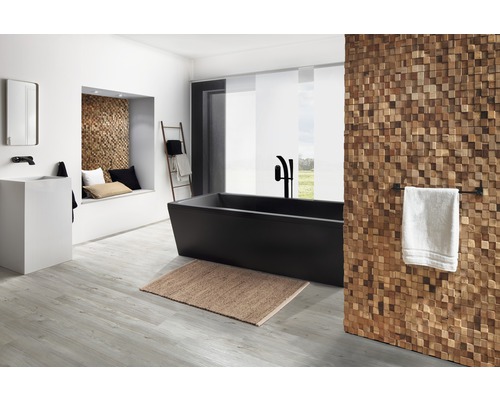 Koupelna s volně stojící vanou, umyvadlem, zrcadlem, dřevěným obkladem a dekorativním žebříkem