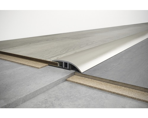 Nainstalovaný přechodový profil mezi dvěma podlahovými krytinami.