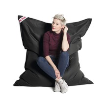 Žena sedí na černém sedacím vaku