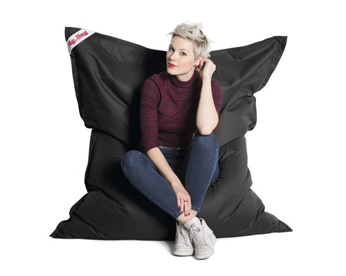 Žena sedí na černém sedacím vaku
