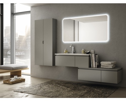 Koupelna s umyvadlem, zrcadlovou skříňkou, závěsnou skříňkou a kobercem