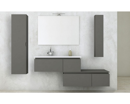 Koupelna s umyvadlem, zrcadlovou skříňkou a vysokými skříněmi